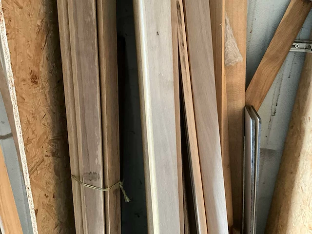 Partij hard houten plinten en toebehoren - afbeelding 6 van  7