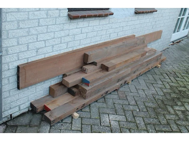 Partij hardhout: 15 balken hoofdzakelijk 12 x 7 cm met lengtes 110 tot 290 cm. - afbeelding 1 van  4