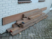 Partij hardhout: 15 balken hoofdzakelijk 12 x 7 cm met lengtes 110 tot 290 cm.