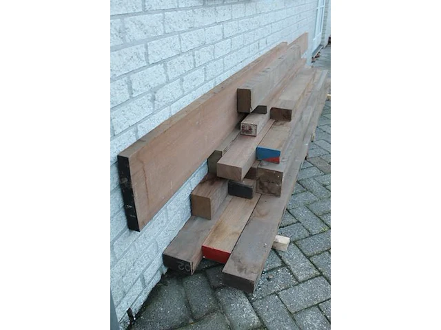 Partij hardhout: 15 balken hoofdzakelijk 12 x 7 cm met lengtes 110 tot 290 cm. - afbeelding 2 van  4