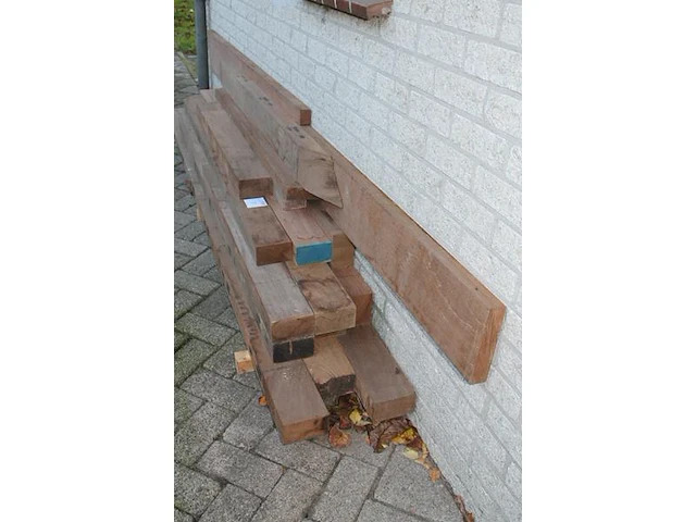 Partij hardhout: 15 balken hoofdzakelijk 12 x 7 cm met lengtes 110 tot 290 cm. - afbeelding 3 van  4