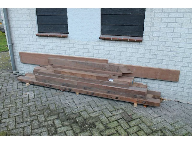 Partij hardhout: 15 balken hoofdzakelijk 12 x 7 cm met lengtes 110 tot 290 cm. - afbeelding 4 van  4