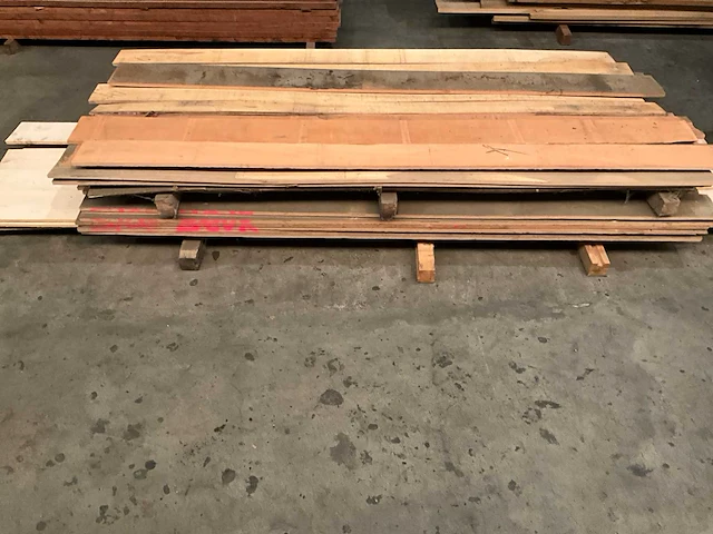 Partij hardhouten planken 13mm diverse formaten (65x) - afbeelding 1 van  5