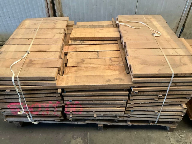 Partij hardhouten planken 52,5x10x2,8cm (270x) - afbeelding 1 van  3