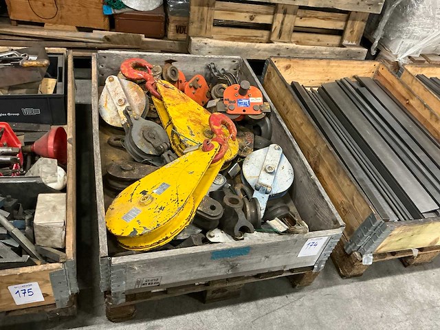 Partij hijshaken met katrol - afbeelding 1 van  5