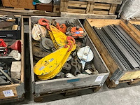 Partij hijshaken met katrol - afbeelding 1 van  5