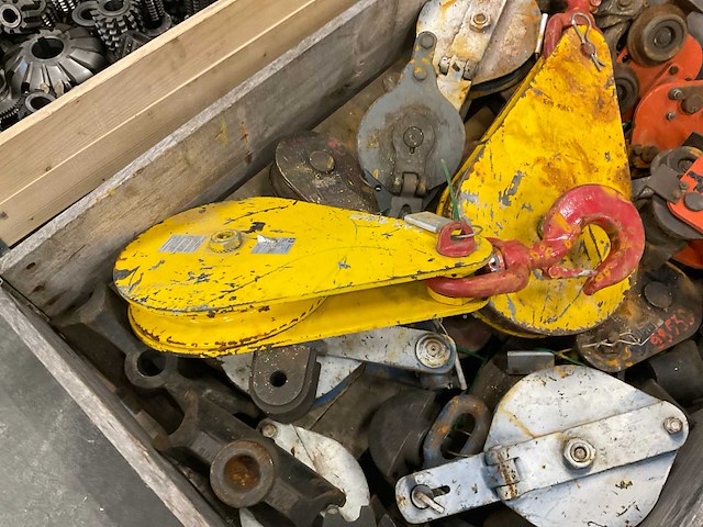 Partij hijshaken met katrol - afbeelding 2 van  5