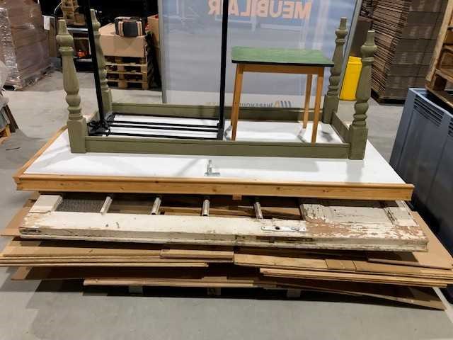 Partij hout, deur met kozijn, antieke dubbel deur, tafelonderstel, tafelblad etc. - afbeelding 1 van  4