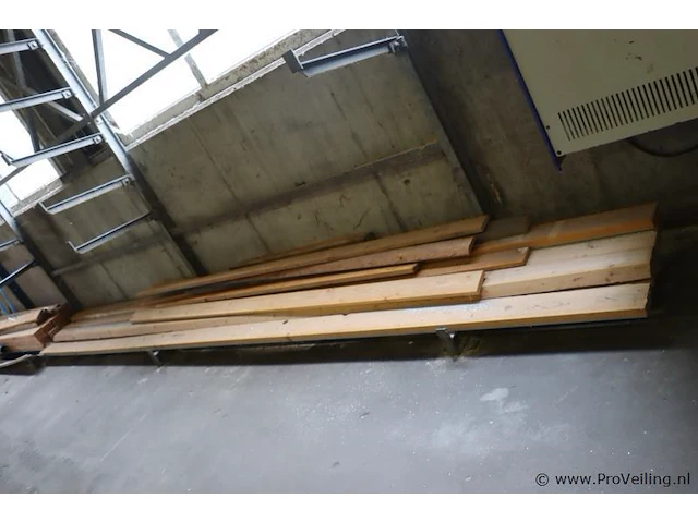 Partij houten balken, diverse afmetingen o.a. 5mtr (l) - afbeelding 1 van  4