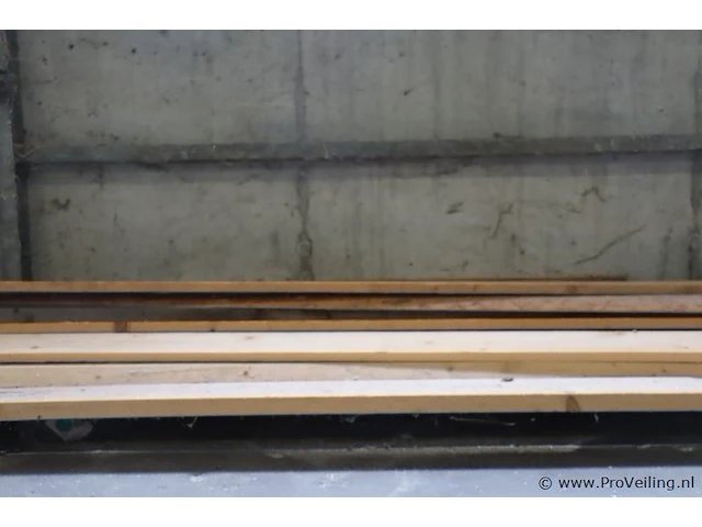 Partij houten balken, diverse afmetingen o.a. 5mtr (l) - afbeelding 3 van  4