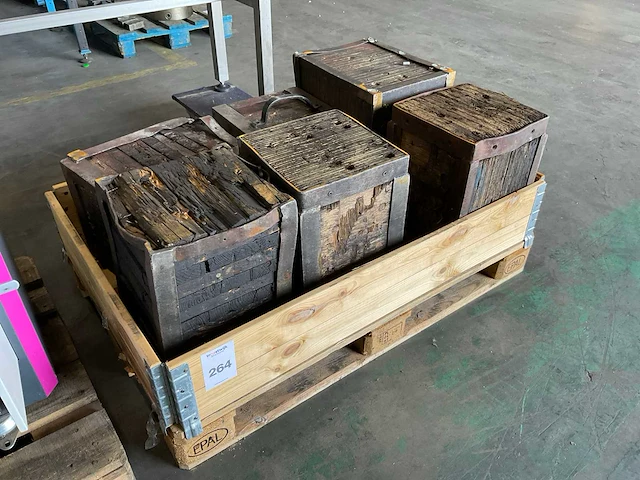 Partij houten blokken in frame - afbeelding 2 van  8