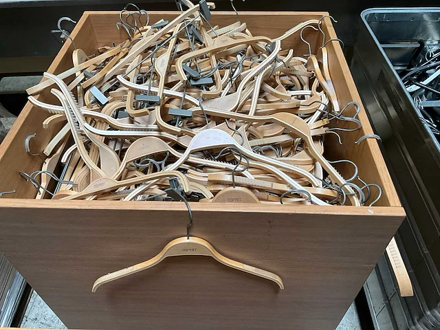 Partij houten kledinghanger - afbeelding 1 van  4