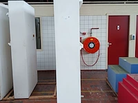 Partij houten podiumdelen en mdf presentatiekasten - afbeelding 2 van  20