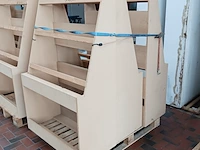 Partij houten podiumdelen en mdf presentatiekasten - afbeelding 18 van  20