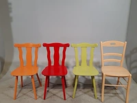 Partij houten stoelen