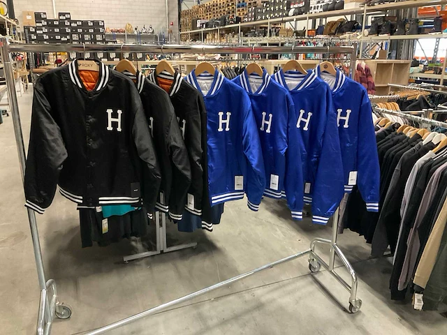 Partij huf jassen (7x) - afbeelding 1 van  4