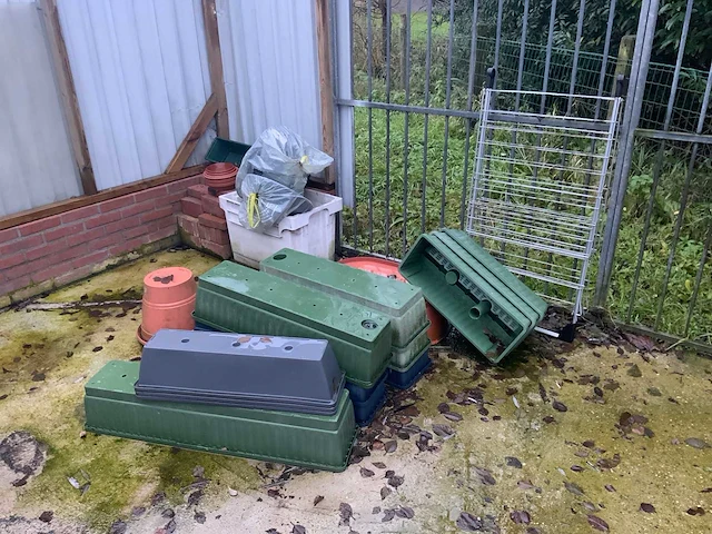 Partij huisraad (o.a. meubilair en tuinartikelen) - afbeelding 6 van  32