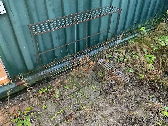 Partij huisraad (o.a. meubilair en tuinartikelen) - afbeelding 8 van  32