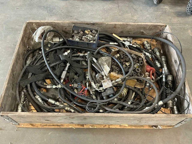 Partij hydraulisch koppelingen en slangen - afbeelding 1 van  11