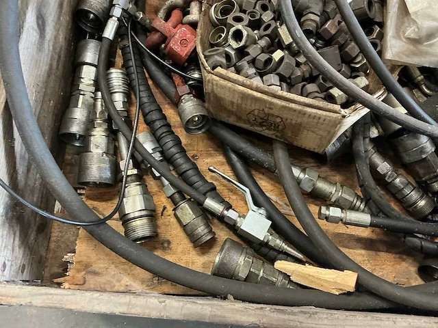 Partij hydraulisch koppelingen en slangen - afbeelding 10 van  11