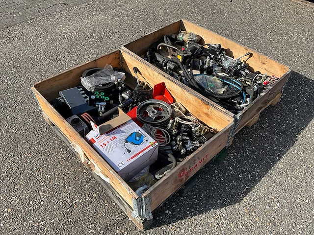 Partij hydraulische onderdelen - afbeelding 1 van  8