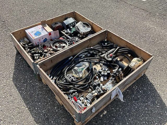 Partij hydraulische onderdelen - afbeelding 3 van  8