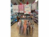 Partij inpakpapier, linten en decoratiemateriaal