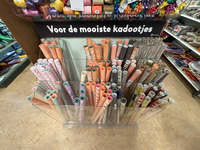 Partij inpakpapier, linten en decoratiemateriaal - afbeelding 3 van  10