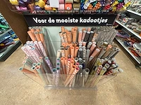 Partij inpakpapier, linten en decoratiemateriaal - afbeelding 3 van  10