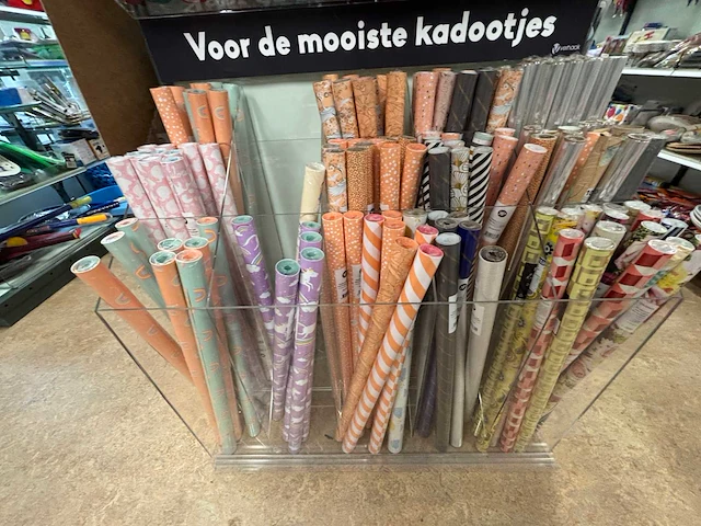 Partij inpakpapier, linten en decoratiemateriaal - afbeelding 4 van  10