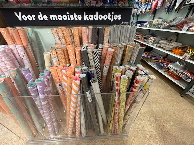 Partij inpakpapier, linten en decoratiemateriaal - afbeelding 5 van  10