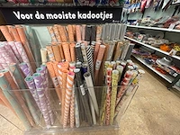 Partij inpakpapier, linten en decoratiemateriaal - afbeelding 5 van  10