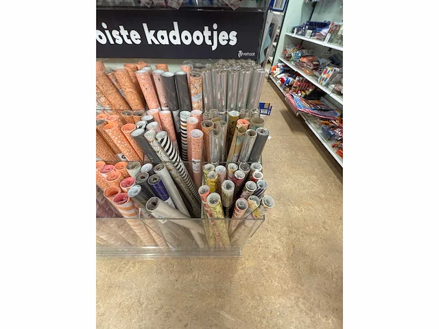Partij inpakpapier, linten en decoratiemateriaal - afbeelding 6 van  10
