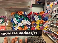 Partij inpakpapier, linten en decoratiemateriaal - afbeelding 7 van  10