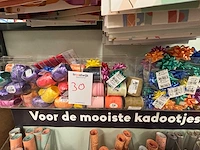 Partij inpakpapier, linten en decoratiemateriaal - afbeelding 8 van  10