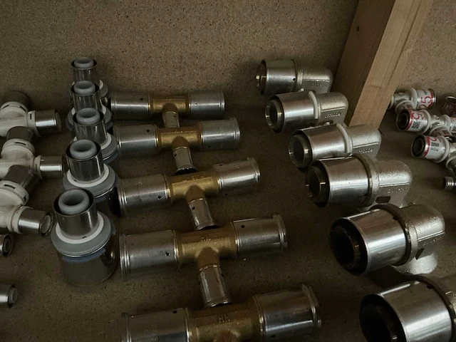 Partij installatie materiaal (129x) - afbeelding 2 van  11