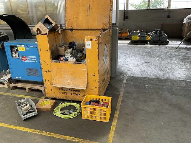 Partij installatie materiaal in materiaalbak - afbeelding 1 van  11