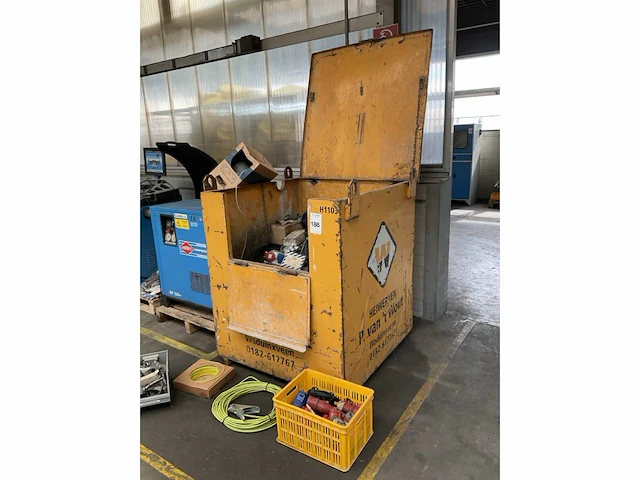 Partij installatie materiaal in materiaalbak - afbeelding 2 van  11