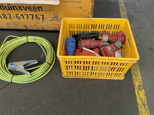 Partij installatie materiaal in materiaalbak - afbeelding 3 van  11
