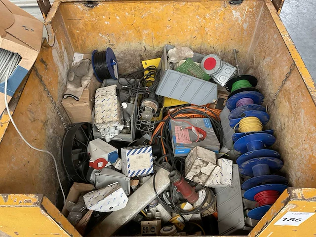 Partij installatie materiaal in materiaalbak - afbeelding 5 van  11