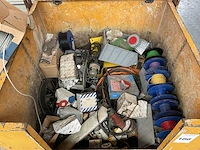 Partij installatie materiaal in materiaalbak - afbeelding 5 van  11
