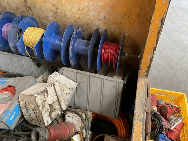 Partij installatie materiaal in materiaalbak - afbeelding 6 van  11
