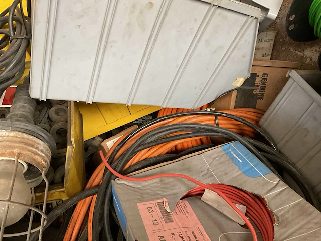Partij installatie materiaal in materiaalbak - afbeelding 7 van  11