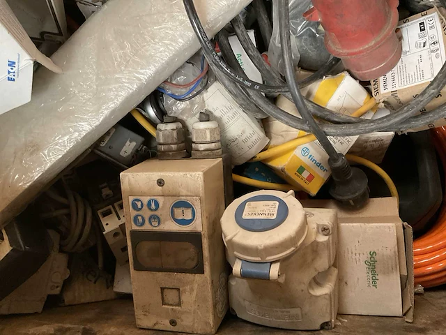 Partij installatie materiaal in materiaalbak - afbeelding 8 van  11
