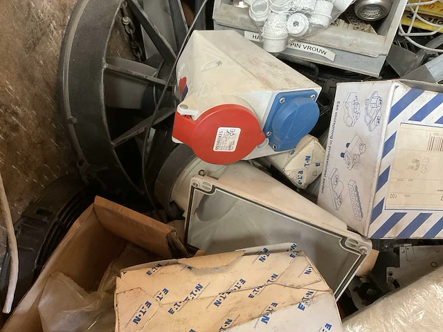 Partij installatie materiaal in materiaalbak - afbeelding 9 van  11