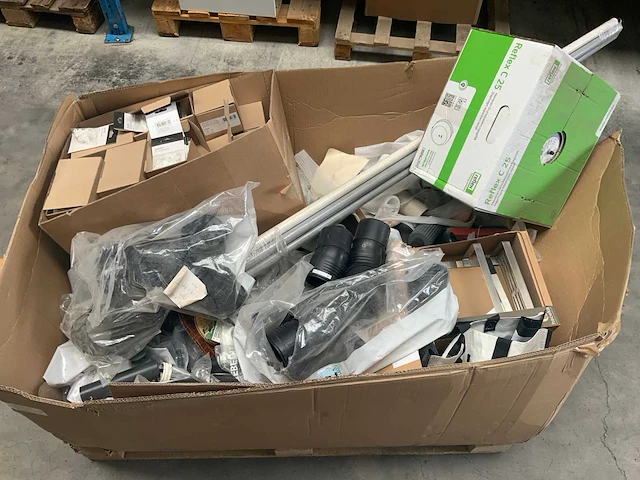 Partij installatie materiaal - afbeelding 1 van  9