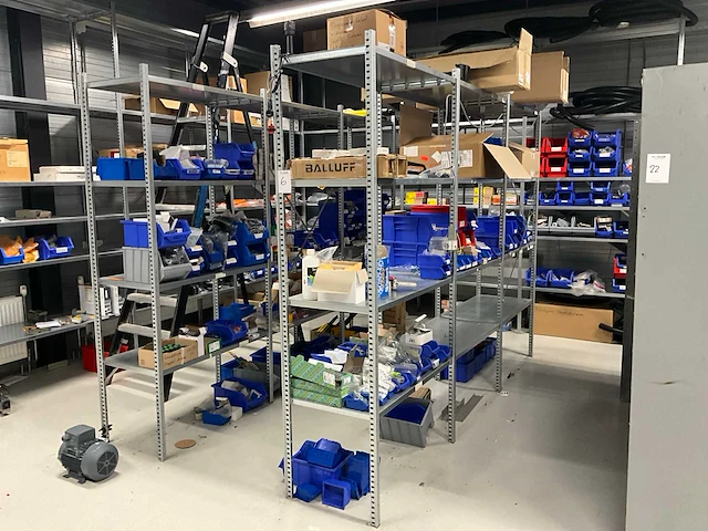 Partij installatie materiaal - afbeelding 1 van  18