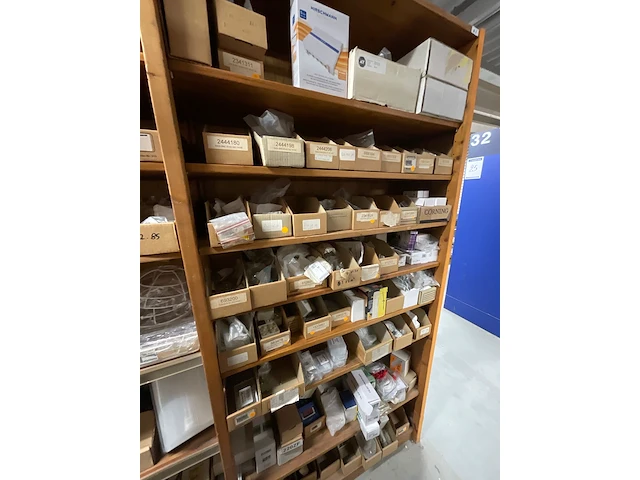 Partij installatiemateriaal (c) - afbeelding 42 van  43