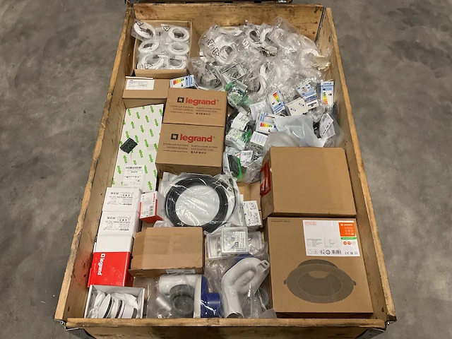 Partij installatiemateriaal - afbeelding 1 van  3