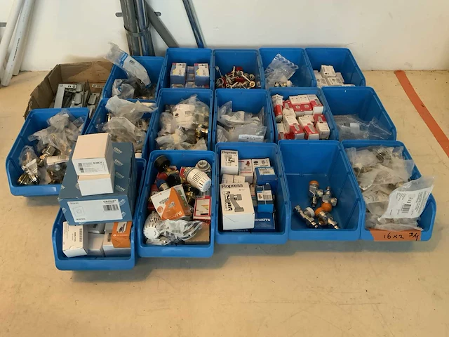 Partij installatiemateriaal - afbeelding 1 van  10